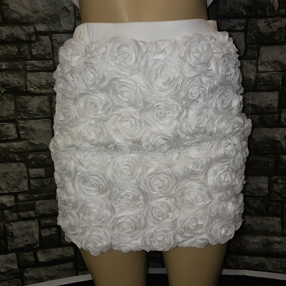 Dresses & Skirts - NWT. White Textured Rose Skirt.